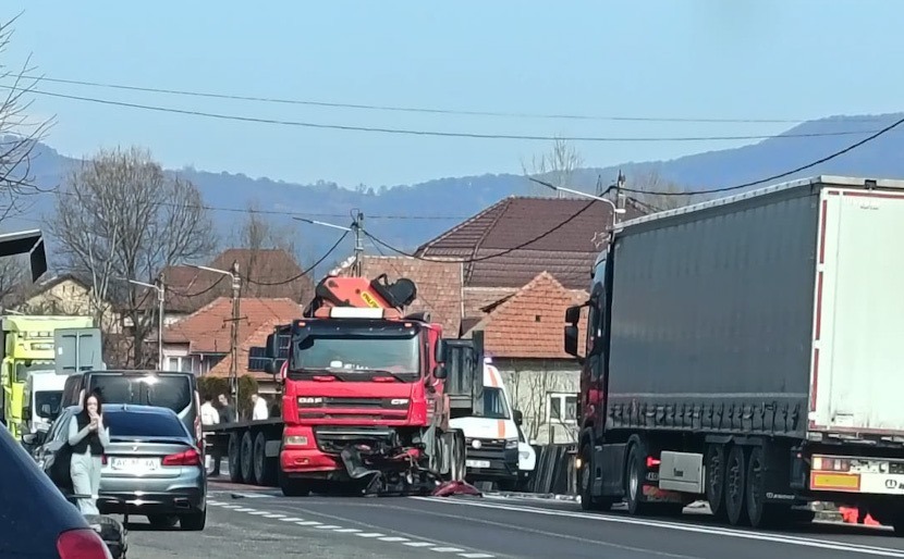 Impact frontal pe DN 7 Pitesti Sibiu Un camion a distrus o