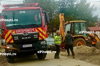 Persoana inconstienta blocata sub un mal de pamant langa