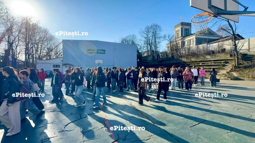 Piteshti Sute de elevi evacuati din salile de clasa ale Colegiului