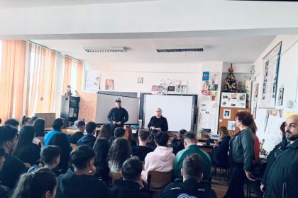 Politisti locali in randul elevilor unui liceu din Pitesti