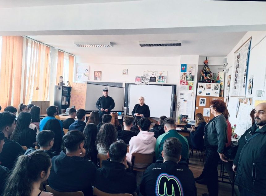 Politisti locali in randul elevilor unui liceu din Pitesti