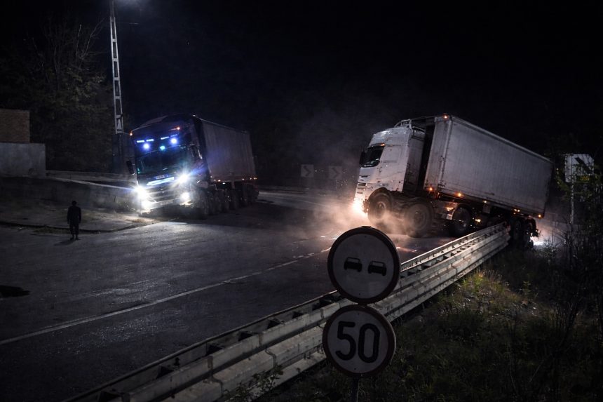 Scene socante pe DN7 Pitesti Sibiu Un TIR a urcat pe parapet