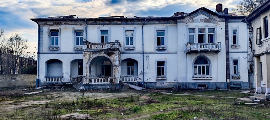 Spitalul Oncologic in ruina in centrul Pitestiului Degradare