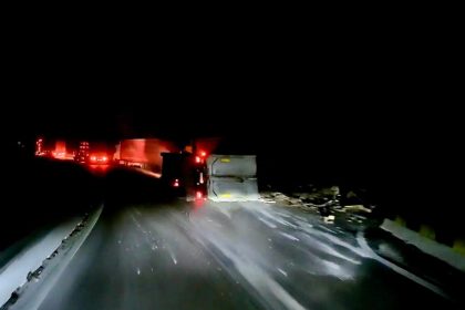 Un TIR incarcat cu fier s a rasturnat pe DN7 Soferul a adormit la volan