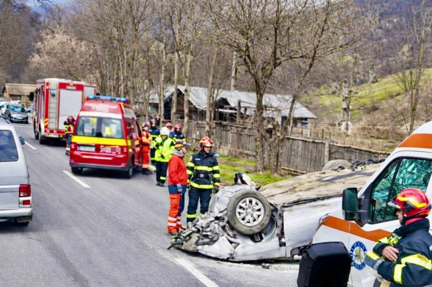 Accident grav pe Valea Oltului O masina s a rasturnat