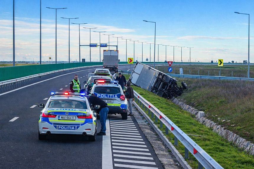 Blocaj pe DEx12 Camion rasturnat in urma unui accident grav