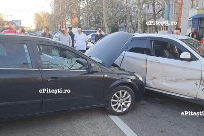 Piteshti Accident intre doua masini Traficul este blocat