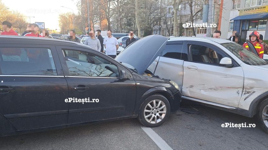Piteshti Accident intre doua masini Traficul este blocat