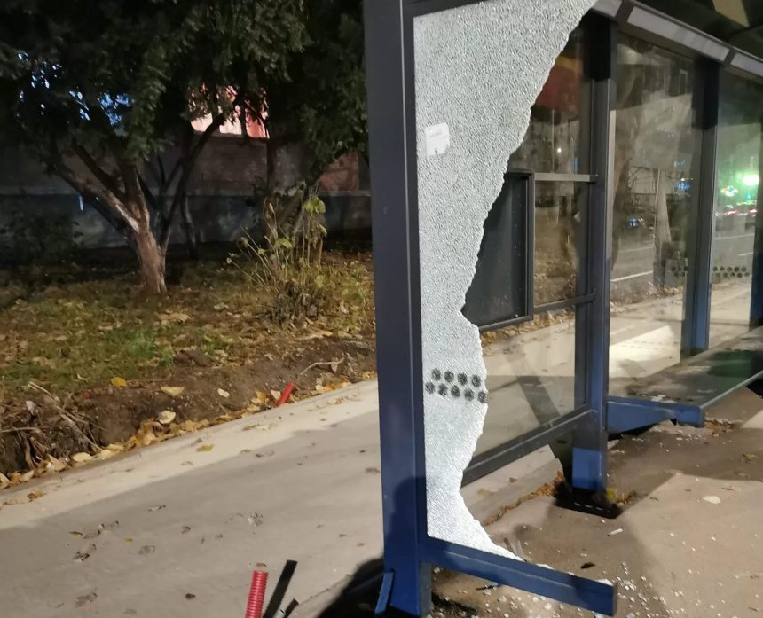 Statie de autobuz Publitrans distrusa in valoare de zeci de mii de