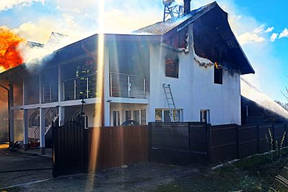 Vila cuprinsa de flacari in Arges Incendiu extins