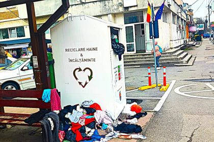 rusine in pitesti munte de haine aruncate langa containere