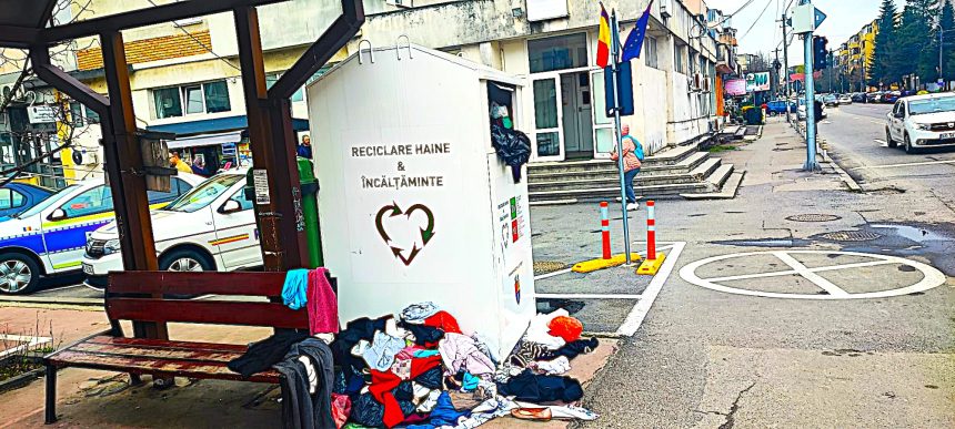 rusine in pitesti munte de haine aruncate langa containere