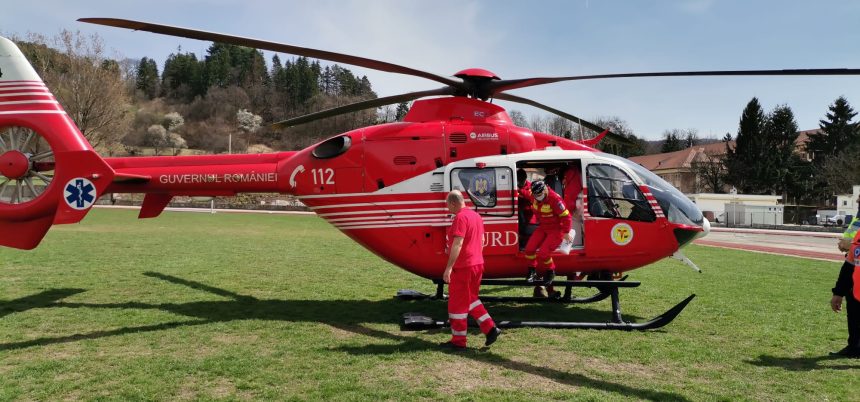 strivit de un bustean in padure barbatul a fost preluat de
