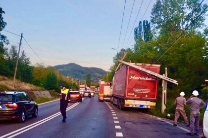 A intrat cu tirul intr un stalp de electricitate pe DN7