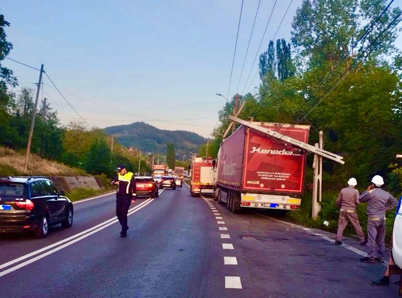 A intrat cu tirul intr un stalp de electricitate pe DN7