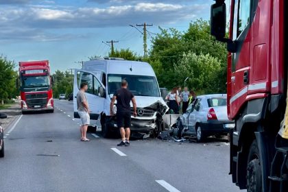 Accident cu mai multe victime Microbuz cu pasageri implicat