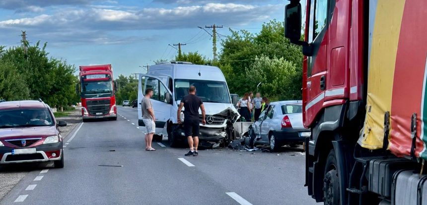 Accident cu mai multe victime Microbuz cu pasageri implicat