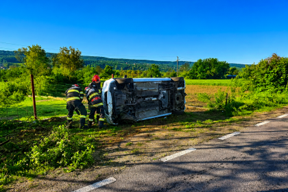 Accident in Arges Masina rasturnata un barbat a fost transportat la spital