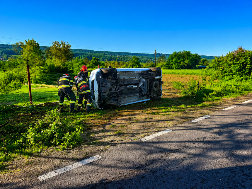 Accident in Arges Masina rasturnata un barbat a fost transportat la spital