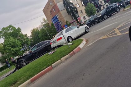 Doua automobile Mercedes sau ciocnit in Pitesti