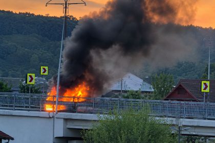 Flacari imense pe A1 in direcia Curtea de Arges O masina a luat foc