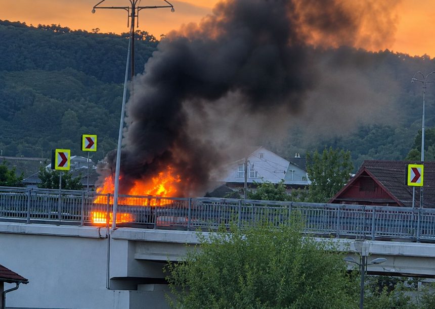 Flacari imense pe A1 in direcia Curtea de Arges O masina a luat foc