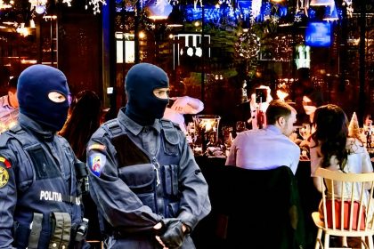 Mascatitii au efectuat perchezitii in localul de top al tinerilor din