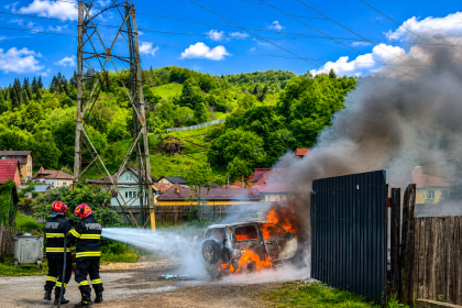 Masina cuprinsa de foc in Arges