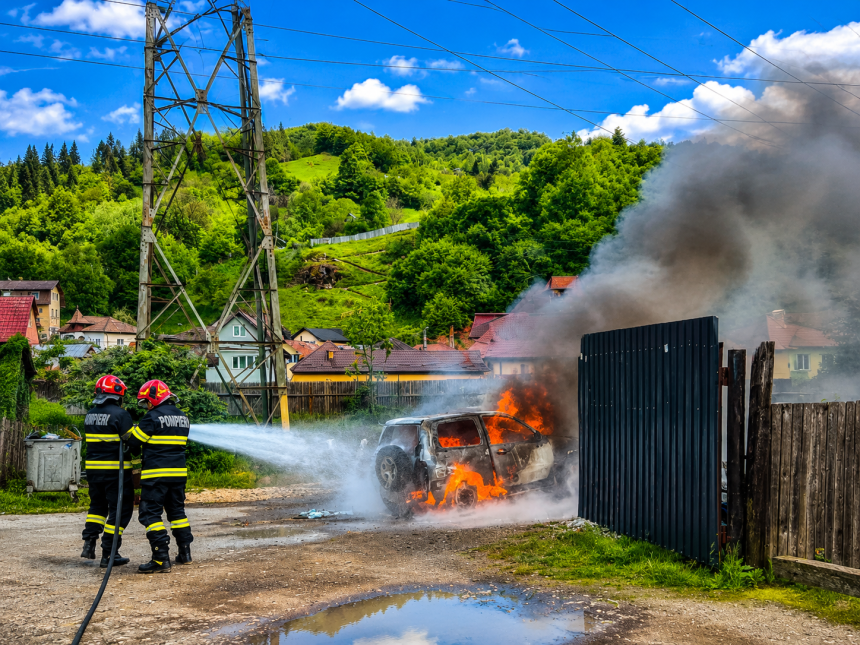 Masina cuprinsa de foc in Arges