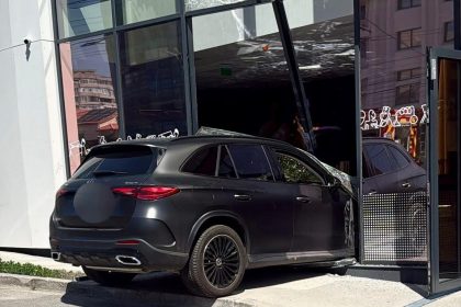O soferita de 71 de ani a ajuns direct cu un bolid Mercedes