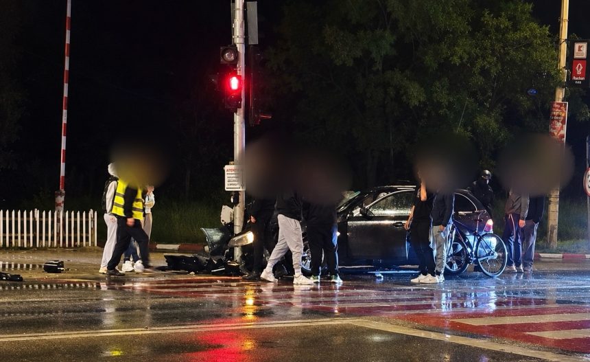 Pitesti Accident grav langa Auchan A lovit un stalp cu