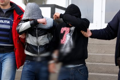 Pitesti Doi adolescenti de 14 si 15 ani retinuti dupa un