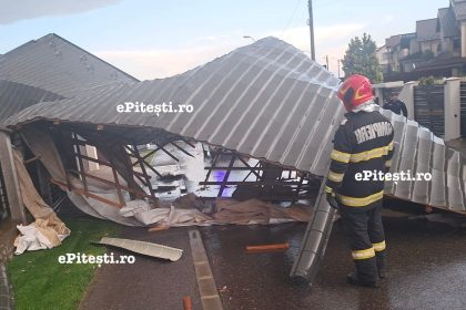 Pitesti Urgie in Trivale Acoperis smuls de vantul puternic de pe o