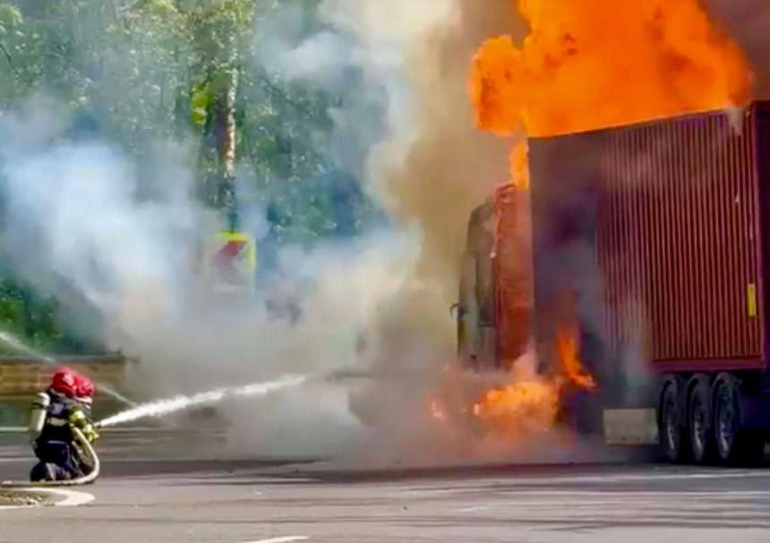 TIR in flacari pe DN7 Pitesti Sibiu IN ACE moment Trafic oprit