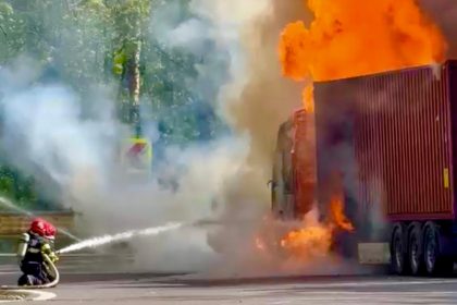 TIR in flacari pe DN7 in acest moment Trafic blocat