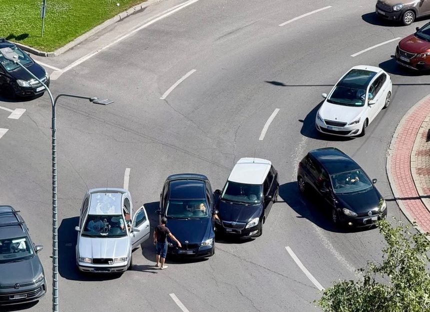 Accident in giratoriul de la Ramada din Pitesti Cine este responsabil