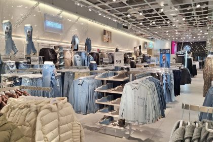 Brand celebru de imbracaminte nou magazin in mall a fost deschis