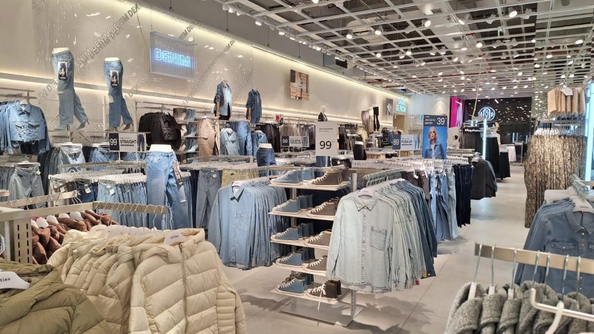 Brand celebru de imbracaminte nou magazin in mall a fost deschis