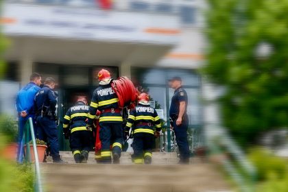 Doi elevi de 7 ani raniti dupa ce o banca s a prabusit
