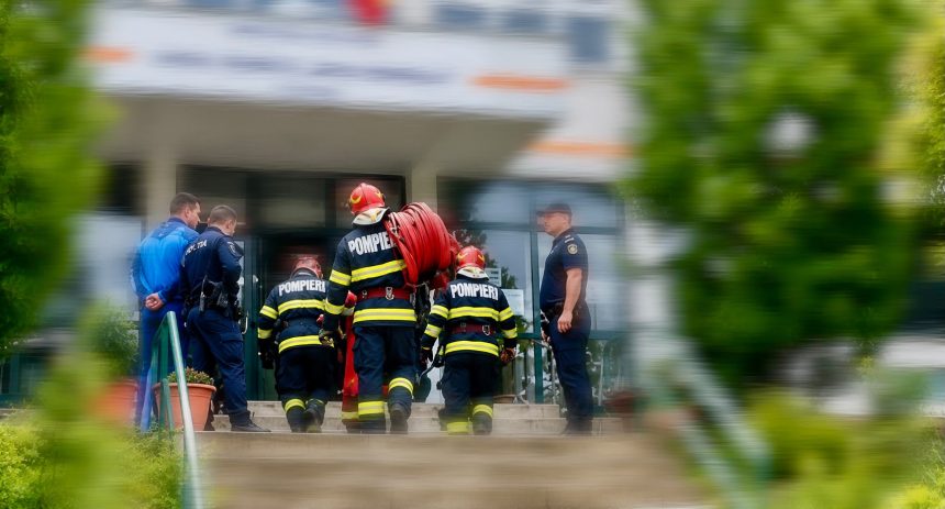 Doi elevi de 7 ani raniti dupa ce o banca s a prabusit