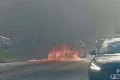 Masina cuprinsa de flacari in mijlocul traficului