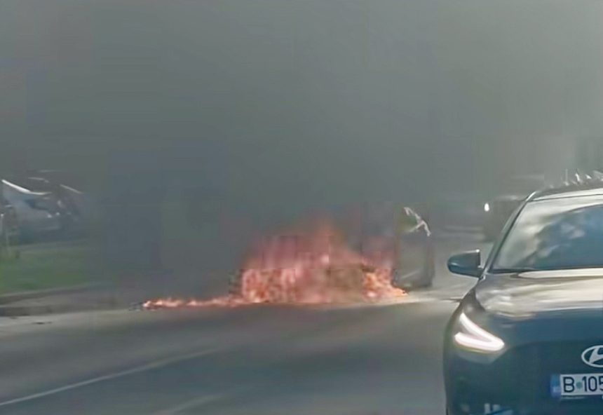 Masina cuprinsa de flacari in mijlocul traficului