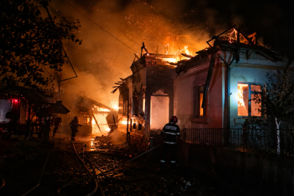 O casa din Arges arsa complet in urma unui incendiu devastator