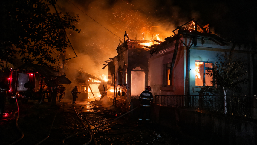 O casa din Arges arsa complet in urma unui incendiu devastator