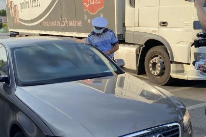 Sofer fara permis prins la volan a incercat sa corupa un politist
