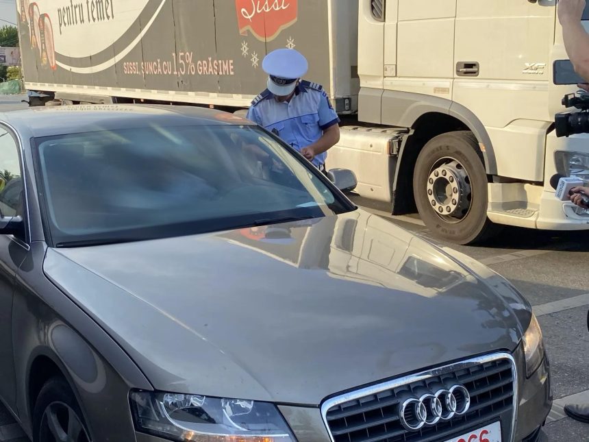 Sofer fara permis prins la volan a incercat sa corupa un politist