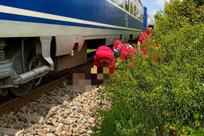 VIDEO Un barbat de 45 de ani a fost ucis de un tren
