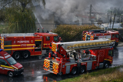 Val de incendii in Arges Cas e si gospodarii devastate de flacari