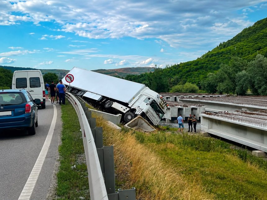 Accident deosebit de grav pe DN7 Pitesti Sibiu Un TIR sa