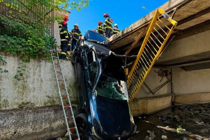 Accident dramatic O masina a cazut in rau Doua persoane implicate
